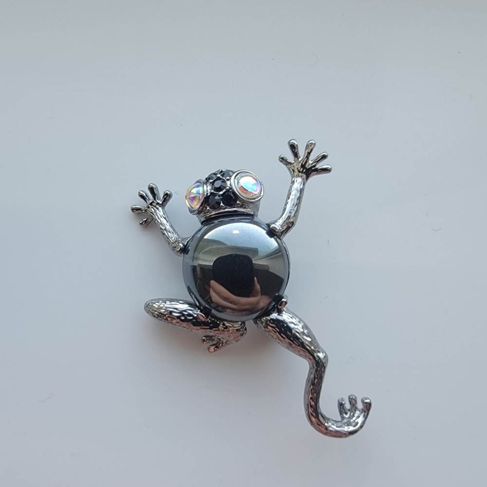 Vintage 5th avenue Silver frog brooch with hematite crystal back signed butler - Picture 4 of 4